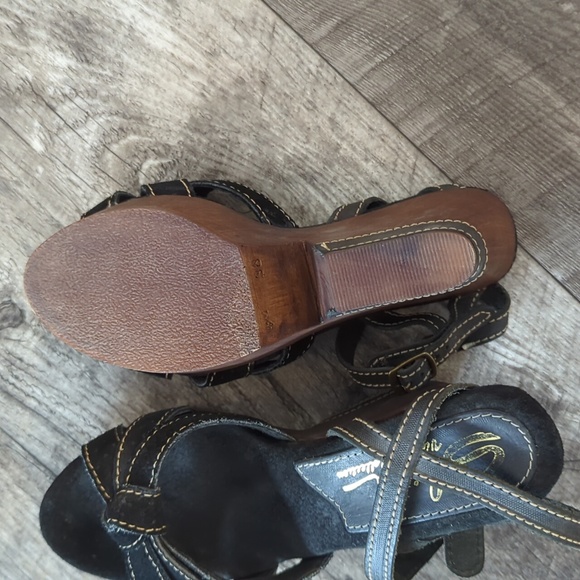 Sandals - Picture 3 of 5